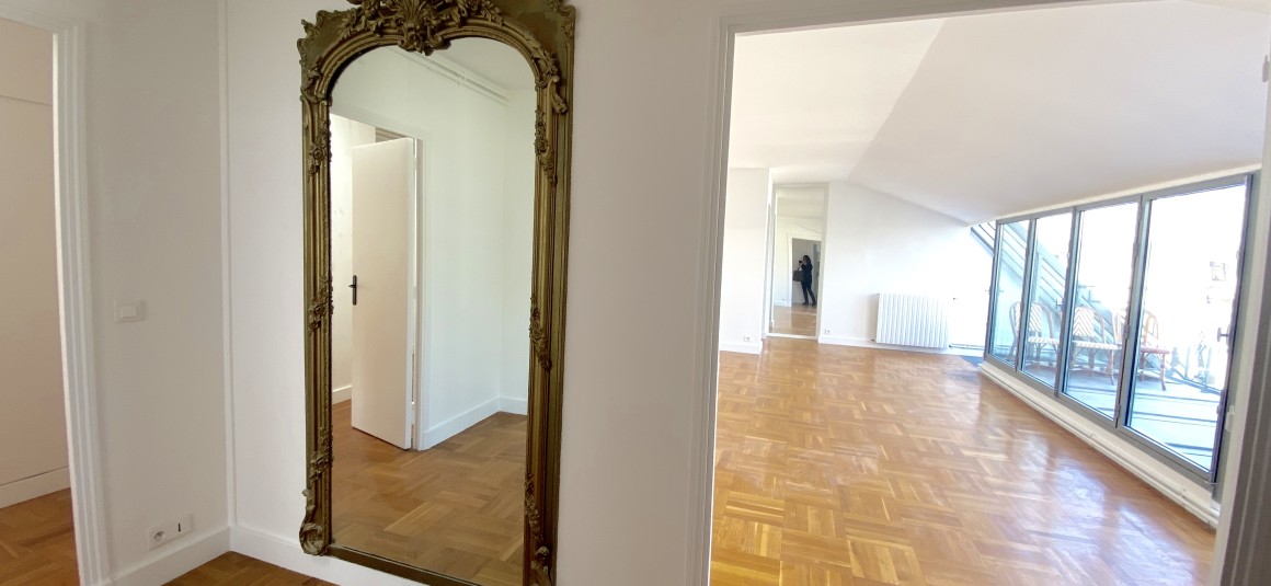 VIDE – 3 chambres – Paris 9ème – Rue de la Victoire – 118 m2 + Balcon terrasse 8 m2 – 5ème étage avec ascenseur jusqu’au 4ème – Loyer cc : 3.950 € (chauffage central) – Possibilité de parking en sus 260 € hors charges mensuel