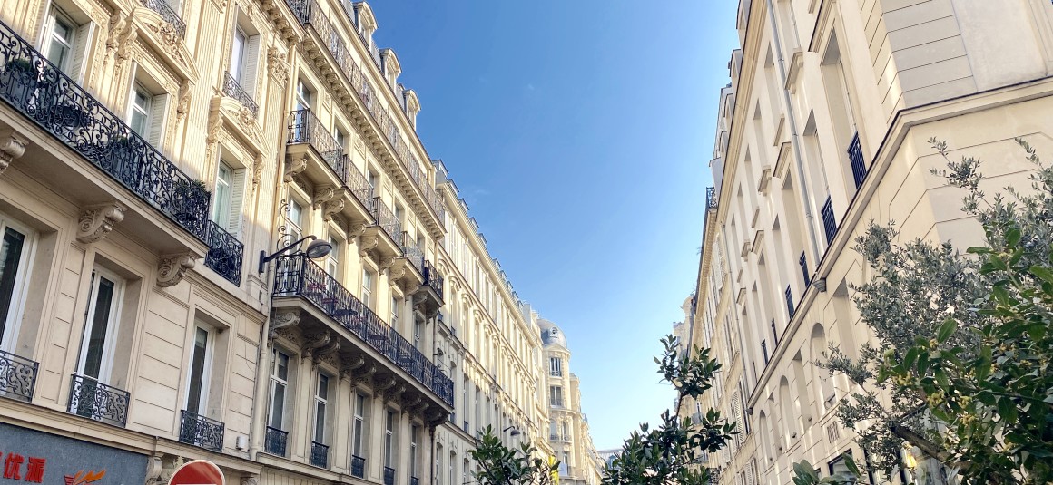 VIDE – 3 chambres – Paris 9ème – Rue de la Victoire – 118 m2 + Balcon terrasse 8 m2 – 5ème étage avec ascenseur jusqu’au 4ème – Loyer cc : 3.950 € (chauffage central) – Possibilité de parking en sus 260 € hors charges mensuel