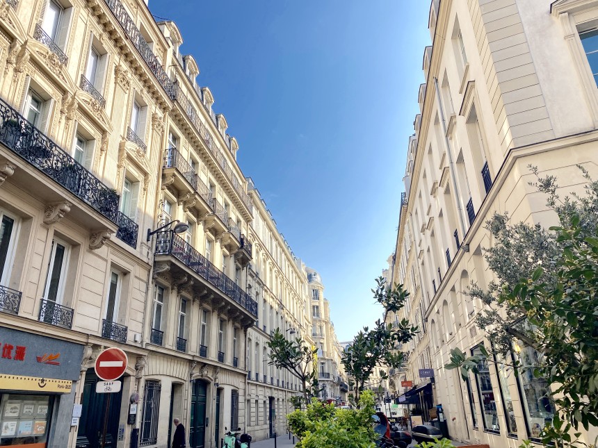 VIDE – 3 chambres – Paris 9ème – Rue de la Victoire – 118 m2 + Balcon terrasse 8 m2 – 5ème étage avec ascenseur jusqu’au 4ème – Loyer cc : 3.950 € (chauffage central) – Possibilité de parking en sus 260 € hors charges mensuel