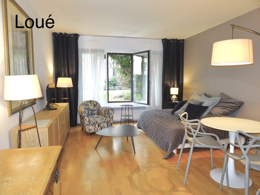 MEUBLÉ – Studio – 27 m2 – Paris 9e – Rue Rochechouart – 1er étage – Loyer cc : 1.200 € (chauffage collectif)