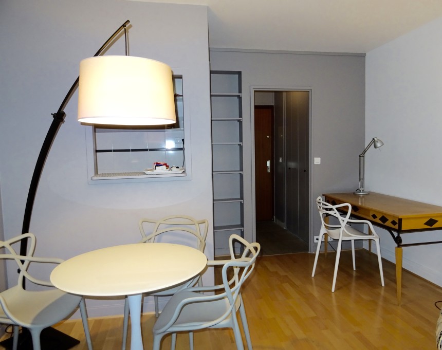 MEUBLÉ – Studio – 27 m2 – Paris 9e – Rue Rochechouart – 1er étage – Loyer cc : 1.200 € (chauffage collectif)