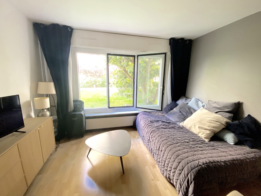 MEUBLÉ – Studio – 27 m2 – Paris 9e – Rue Rochechouart – 1er étage – Loyer cc : 1.200 € (chauffage collectif)