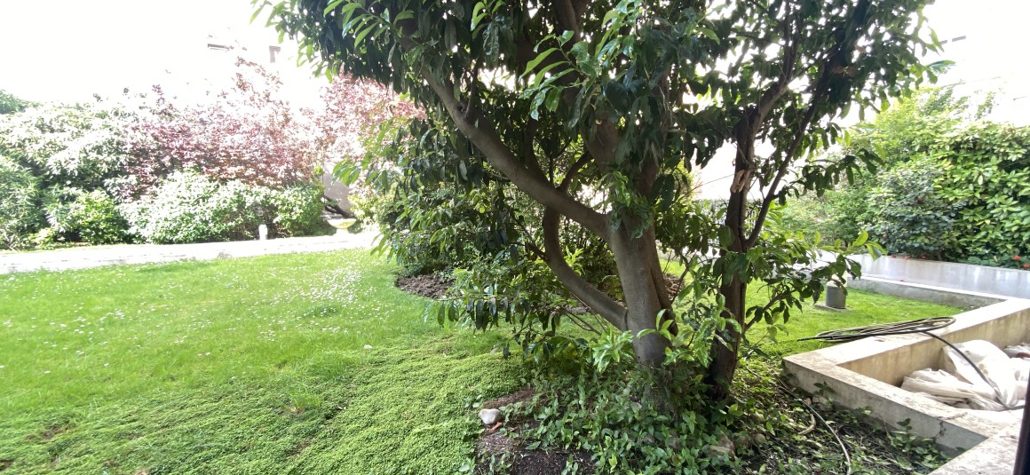 MEUBLÉ – Studio avec lit double – 27 m2 – Paris 9ème – Rue Rochechouart – 1er étage – Loyer charges comprises : 1.200 € (chauffage collectif)
