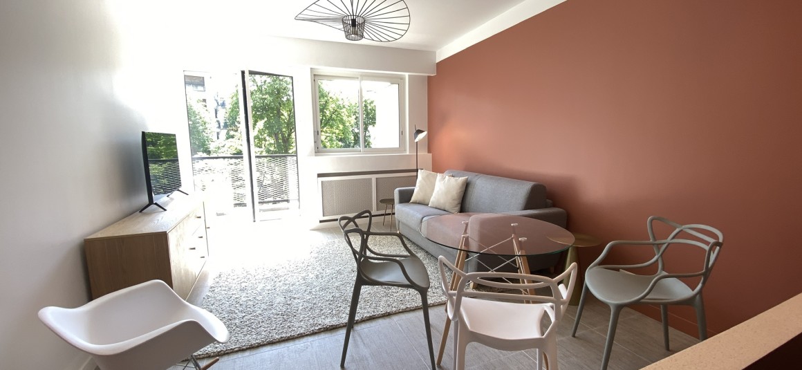 MEUBLÉ – Grand studio / 1 chambre – 32,07 m2 – Avenue Victor Hugo – Paris 16ème – 4e étage ascenseur avec balcon – Loyer cc : 1.400 euros (chauffage eau ch collectif inclus)