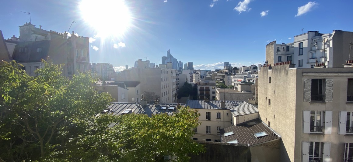 MEUBLÉ – Grand studio avec espace CHAMBRE – 28 m2 – Rue des Huissiers (centre ville) – Neuilly sur Seine (92) – Métro : Pont de Neuilly (ligne 1) –  5e étage ascenseur avec balcon – Loyer cc : 1.200 euros (chauffage eau ch collectif inclus)