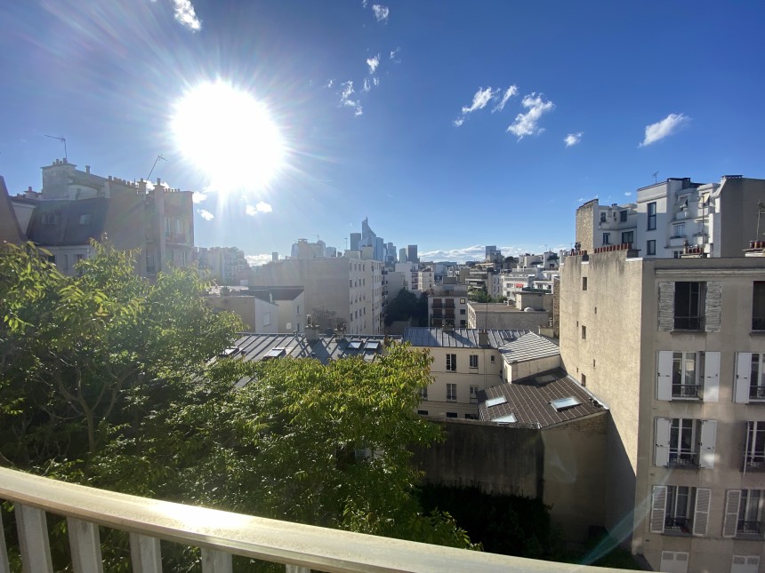 MEUBLÉ – Grand studio avec espace CHAMBRE – 28 m2 – Rue des Huissiers (centre ville) – Neuilly sur Seine (92) – Métro : Pont de Neuilly (ligne 1) –  5e étage ascenseur avec balcon – Loyer cc : 1.200 euros (chauffage eau ch collectif inclus)