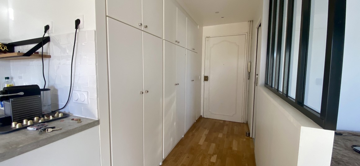 MEUBLÉ – Grand studio avec espace CHAMBRE – 28 m2 – Rue des Huissiers (centre ville) – Neuilly sur Seine (92) – Métro : Pont de Neuilly (ligne 1) –  5e étage ascenseur avec balcon – Loyer cc : 1.200 euros (chauffage eau ch collectif inclus)