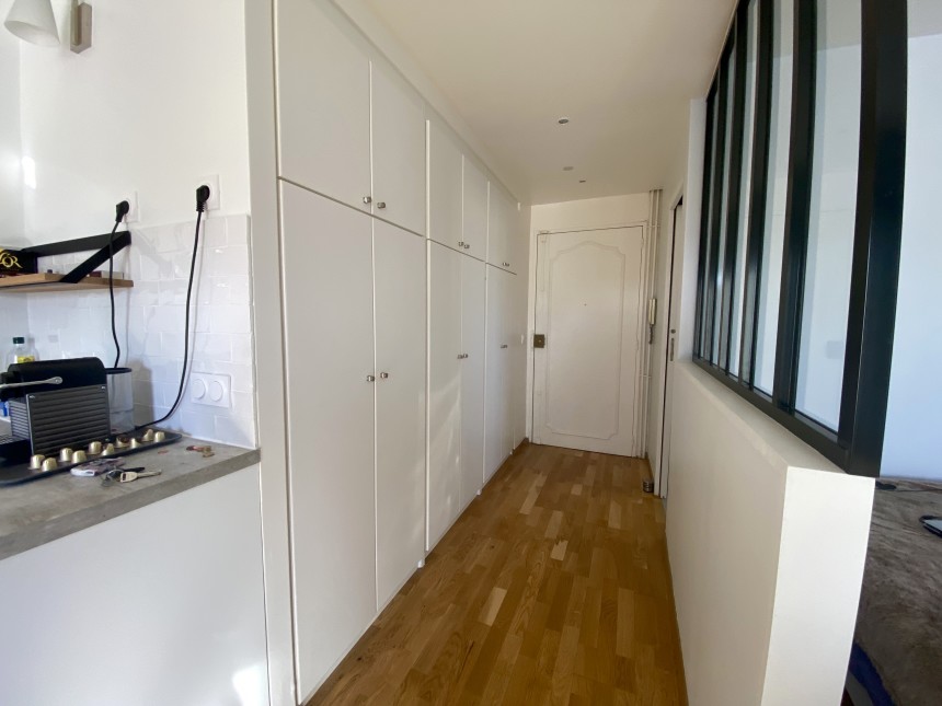 MEUBLÉ – Grand studio avec espace CHAMBRE – 28 m2 – Rue des Huissiers (centre ville) – Neuilly sur Seine (92) – Métro : Pont de Neuilly (ligne 1) –  5e étage ascenseur avec balcon – Loyer cc : 1.200 euros (chauffage eau ch collectif inclus)