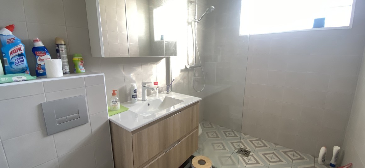 MEUBLÉ – Grand studio avec espace CHAMBRE – 28 m2 – Rue des Huissiers (centre ville) – Neuilly sur Seine (92) – Métro : Pont de Neuilly (ligne 1) –  5e étage ascenseur avec balcon – Loyer cc : 1.200 euros (chauffage eau ch collectif inclus)
