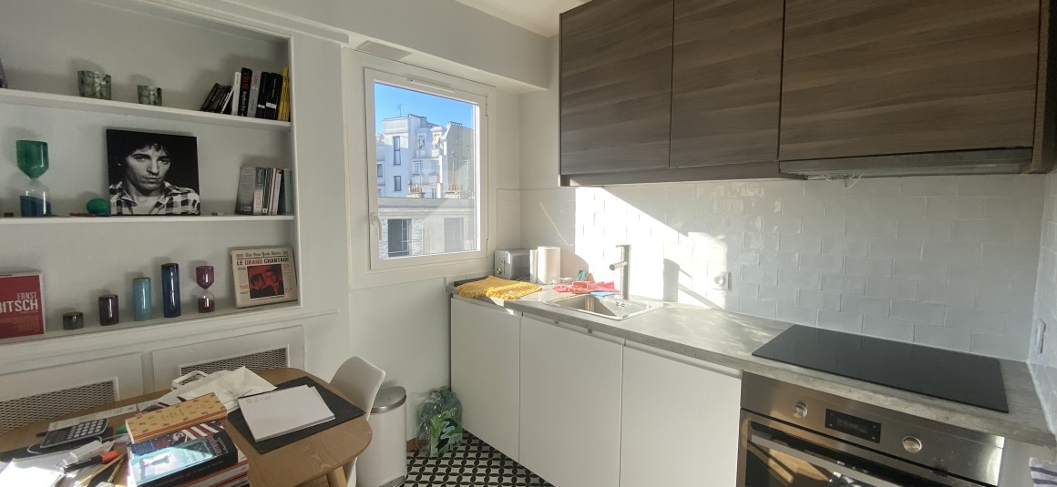MEUBLÉ – Grand studio avec espace CHAMBRE – 28 m2 – Rue des Huissiers (centre ville) – Neuilly sur Seine (92) – Métro : Pont de Neuilly (ligne 1) –  5e étage ascenseur avec balcon – Loyer cc : 1.200 euros (chauffage eau ch collectif inclus)