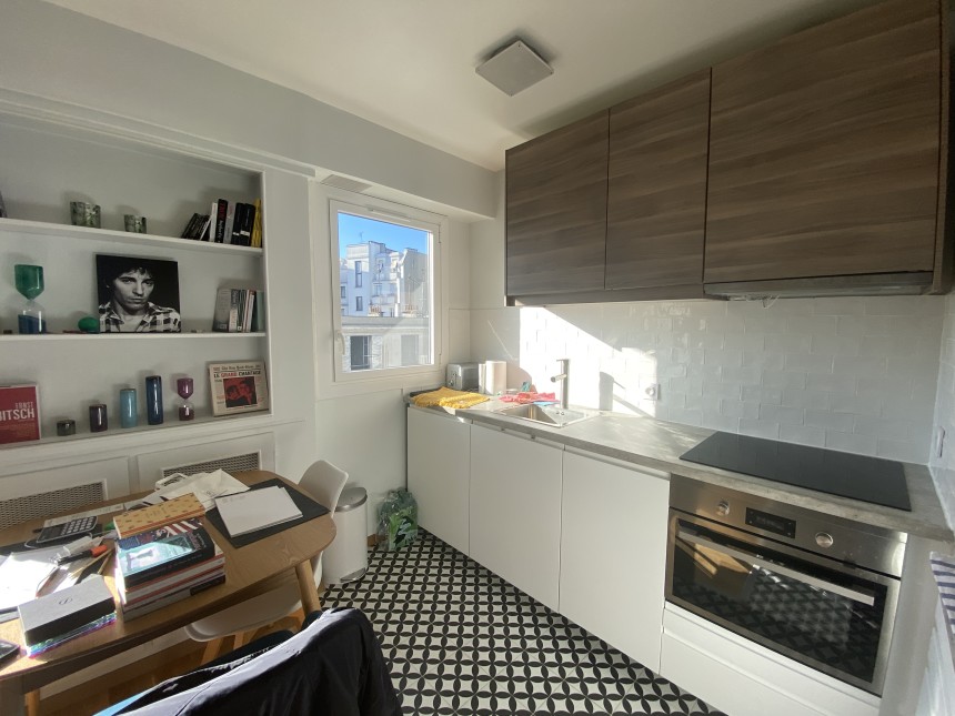 MEUBLÉ – Grand studio avec espace CHAMBRE – 28 m2 – Rue des Huissiers (centre ville) – Neuilly sur Seine (92) – Métro : Pont de Neuilly (ligne 1) –  5e étage ascenseur avec balcon – Loyer cc : 1.200 euros (chauffage eau ch collectif inclus)