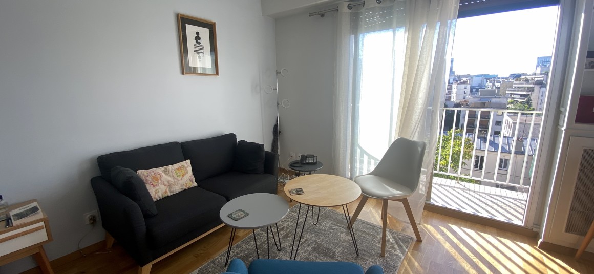 MEUBLÉ – Grand studio avec espace CHAMBRE – 28 m2 – Rue des Huissiers (centre ville) – Neuilly sur Seine (92) – Métro : Pont de Neuilly (ligne 1) –  5e étage ascenseur avec balcon – Loyer cc : 1.200 euros (chauffage eau ch collectif inclus)