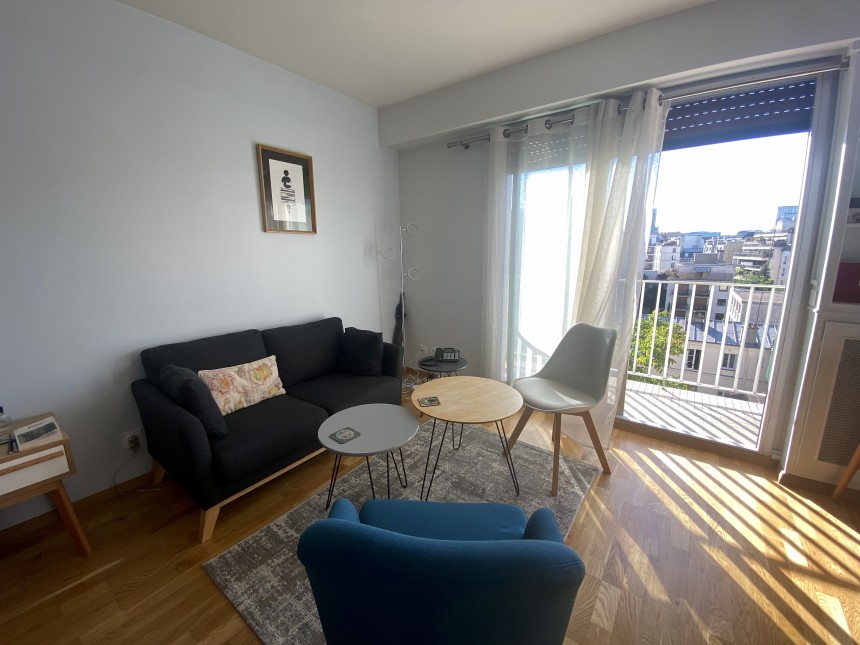 MEUBLÉ – Grand studio avec espace CHAMBRE – 28 m2 – Rue des Huissiers (centre ville) – Neuilly sur Seine (92) – Métro : Pont de Neuilly (ligne 1) –  5e étage ascenseur avec balcon – Loyer cc : 1.200 euros (chauffage eau ch collectif inclus)