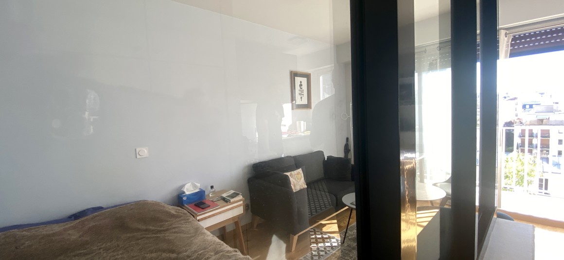 MEUBLÉ – Grand studio avec espace CHAMBRE – 28 m2 – Rue des Huissiers (centre ville) – Neuilly sur Seine (92) – Métro : Pont de Neuilly (ligne 1) –  5e étage ascenseur avec balcon – Loyer cc : 1.200 euros (chauffage eau ch collectif inclus)