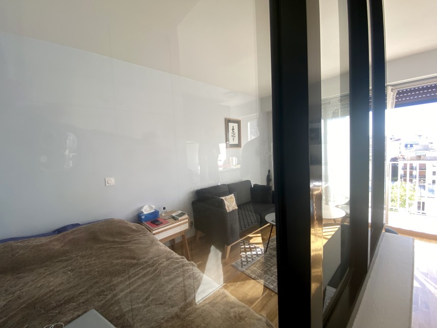 MEUBLÉ – Grand studio avec espace CHAMBRE – 28 m2 – Rue des Huissiers (centre ville) – Neuilly sur Seine (92) – Métro : Pont de Neuilly (ligne 1) –  5e étage ascenseur avec balcon – Loyer cc : 1.200 euros (chauffage eau ch collectif inclus)