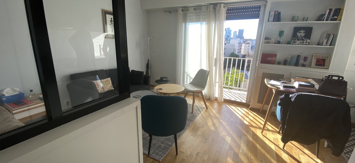 MEUBLÉ – Grand studio avec espace CHAMBRE – 28 m2 – Rue des Huissiers (centre ville) – Neuilly sur Seine (92) – Métro : Pont de Neuilly (ligne 1) –  5e étage ascenseur avec balcon – Loyer cc : 1.200 euros (chauffage eau ch collectif inclus)
