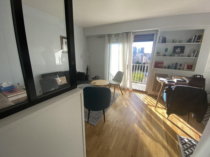 MEUBLÉ – Grand studio avec espace CHAMBRE – 28 m2 – Rue des Huissiers (centre ville) – Neuilly sur Seine (92) – Métro : Pont de Neuilly (ligne 1) –  5e étage ascenseur avec balcon – Loyer cc : 1.200 euros (chauffage eau ch collectif inclus)