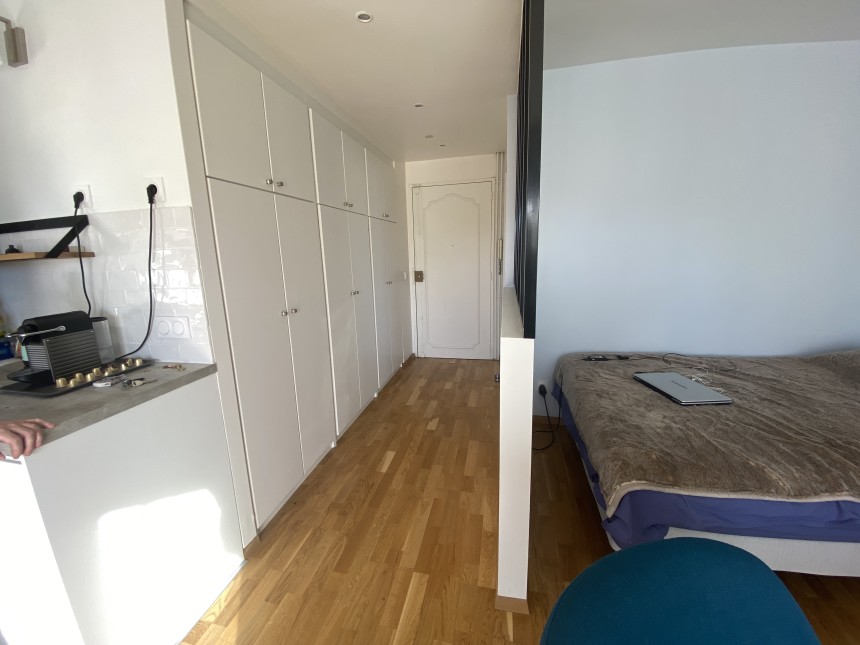 MEUBLÉ – Grand studio avec espace CHAMBRE – 28 m2 – Rue des Huissiers (centre ville) – Neuilly sur Seine (92) – Métro : Pont de Neuilly (ligne 1) –  5e étage ascenseur avec balcon – Loyer cc : 1.200 euros (chauffage eau ch collectif inclus)