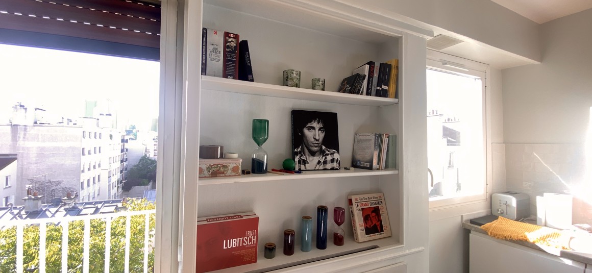 MEUBLÉ – Grand studio avec espace CHAMBRE – 28 m2 – Rue des Huissiers (centre ville) – Neuilly sur Seine (92) – Métro : Pont de Neuilly (ligne 1) –  5e étage ascenseur avec balcon – Loyer cc : 1.200 euros (chauffage eau ch collectif inclus)