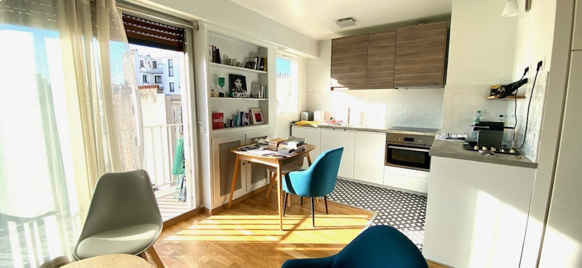 MEUBLÉ – Grand studio avec espace CHAMBRE – 28 m2 – Rue des Huissiers (centre ville) – Neuilly sur Seine (92) – Métro : Pont de Neuilly (ligne 1) –  5e étage ascenseur avec balcon – Loyer cc : 1.200 euros (chauffage eau ch collectif inclus)