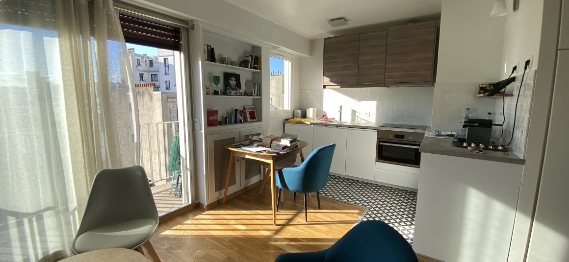 MEUBLÉ – Grand studio avec espace CHAMBRE – 28 m2 – Rue des Huissiers (centre ville) – Neuilly sur Seine (92) – Métro : Pont de Neuilly (ligne 1) –  5e étage ascenseur avec balcon – Loyer cc : 1.200 euros (chauffage eau ch collectif inclus)