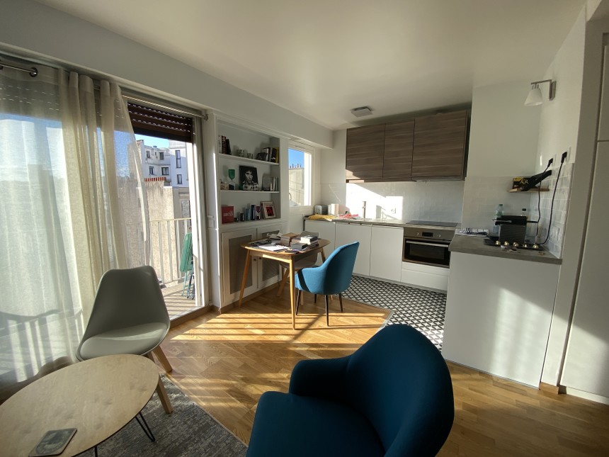 MEUBLÉ – Grand studio avec espace CHAMBRE – 28 m2 – Rue des Huissiers (centre ville) – Neuilly sur Seine (92) – Métro : Pont de Neuilly (ligne 1) –  5e étage ascenseur avec balcon – Loyer cc : 1.200 euros (chauffage eau ch collectif inclus)