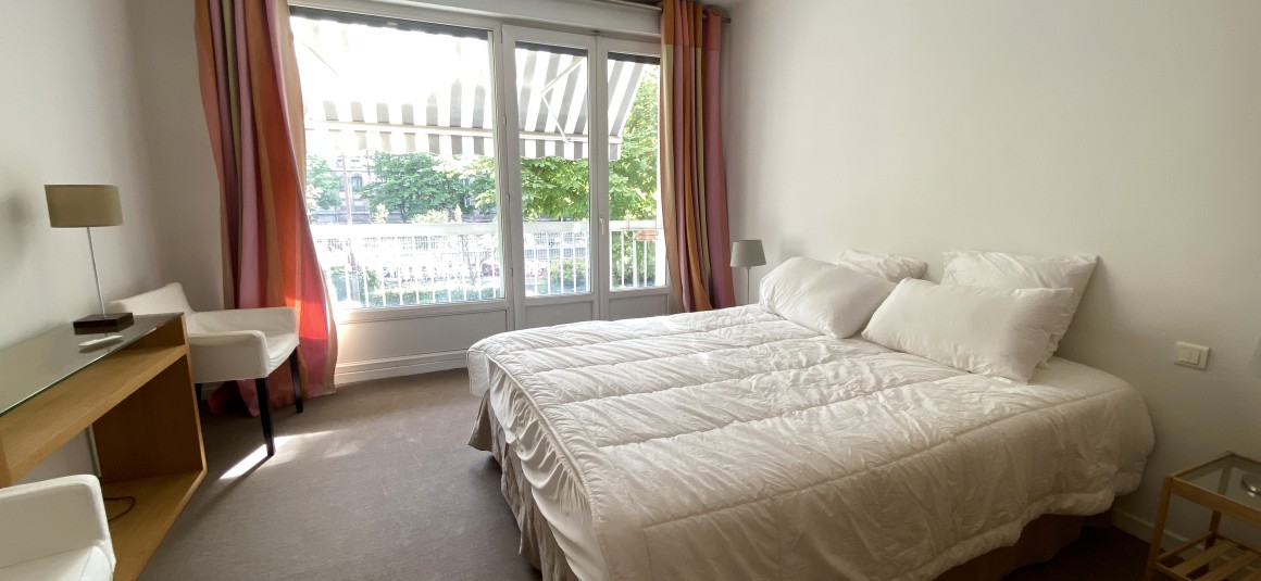 MEUBLÉ – 1 chambre – Paris 15ème – Bld Pasteur – 71m2 + grande terrasse environ 25 m2 –  1er étage avec ascenseur – Loyer cc : 2.190 euros (chauffage eau chaude collectif)