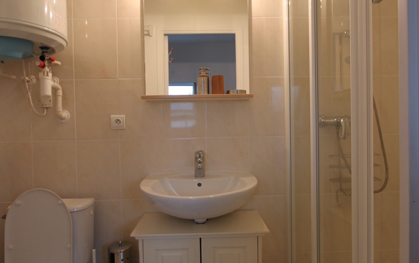 IMG_9841 MEUBLÉ – STUDIO avec grand lit double – Paris 17ème – Rue Gounod – 20 m2 au sol – 6ème étage avec ascenseur – Loyer cc : 1.000 euros Internet inclus