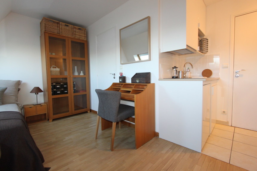 MEUBLÉ – STUDIO avec grand lit double – Paris 17ème – Rue Gounod – 20 m2 au sol – 6ème étage avec ascenseur – Loyer cc : 1.000 euros Internet inclus