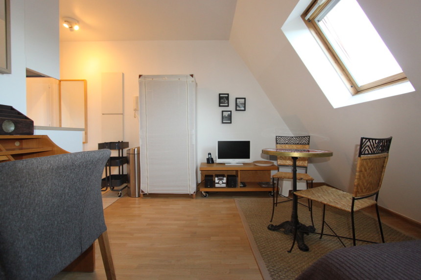 MEUBLÉ – STUDIO avec grand lit double – Paris 17ème – Rue Gounod – 20 m2 au sol – 6ème étage avec ascenseur – Loyer cc : 1.000 euros Internet inclus