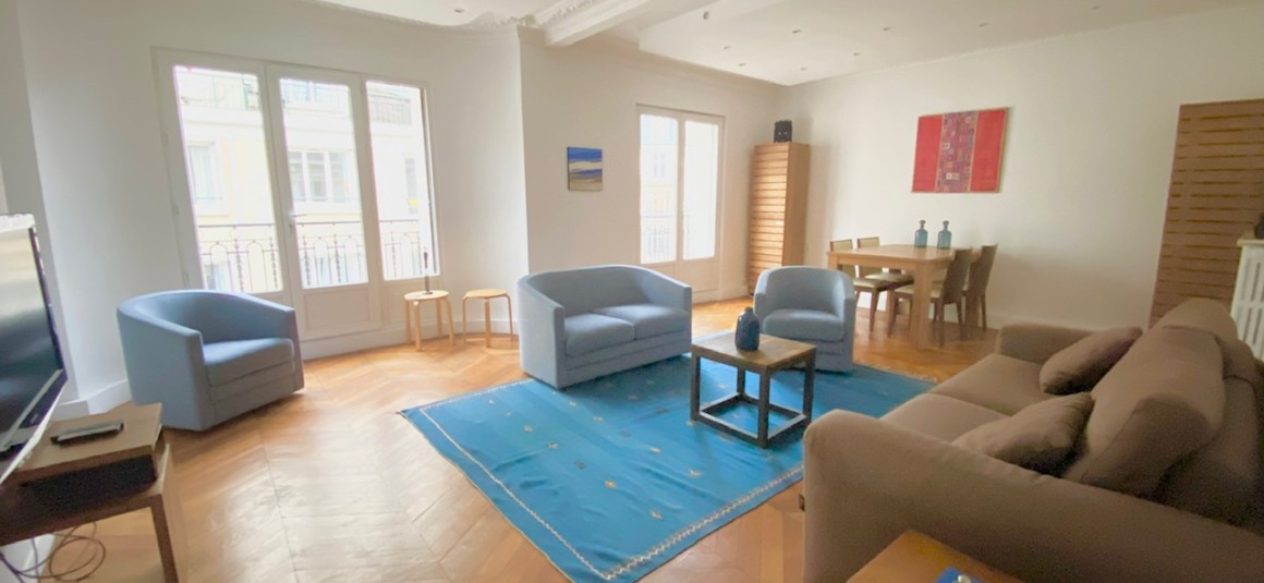 MEUBLÉ – 1 ch – Spacieux 2 pièces – 78 m2 – Paris 18e – Lamarck – 4e etage avec ascenseur – Loyer cc : 2.500 € (+ possibilité de parking en sus)