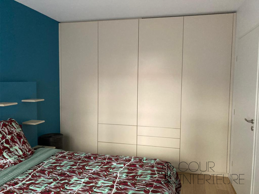 MEUBLÉ – 1 Chambre + 1 bureau ou chambre d’amis – Paris 6ème – Rue Vaugirard – 77 m2 – Rez de jardin avec terrasse – Loyer charges comprises : 2.850 € (chauff. collectif) (possibilité de parking en sus dans l’immeuble)