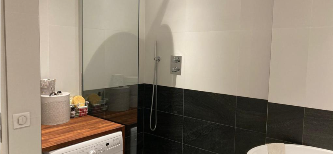 MEUBLÉ – 1 Chambre + 1 bureau ou chambre d’amis – Paris 6ème – Rue Vaugirard – 77 m2 – Rez de jardin avec terrasse – Loyer charges comprises : 2.850 € (chauff. collectif) (possibilité de parking en sus dans l’immeuble)