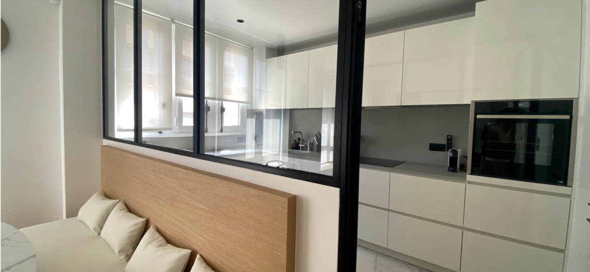 MEUBLÉ – EXCEPTIONNEL – 1ère LOCATION – RÉFECTION HAUT DE GAMME – 2 chambres – 98 m2 – Paris 6ème – Jardin du Luxembourg – Rue Boissonade – 3ème étage ascenseur – Loyer charges comprises : 4.300 euros (chauffage et eau chaude centrals inclus et Internet inclus)