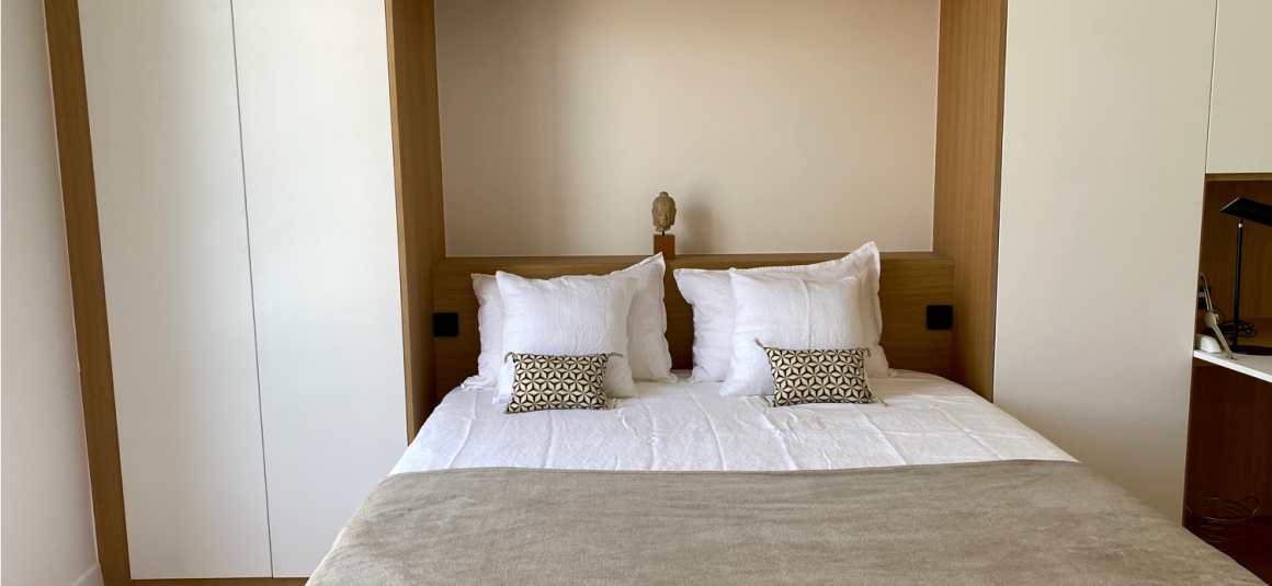 MEUBLÉ – EXCEPTIONNEL – 1ère LOCATION – RÉFECTION HAUT DE GAMME – 2 chambres – 98 m2 – Paris 6ème – Jardin du Luxembourg – Rue Boissonade – 3ème étage ascenseur – Loyer charges comprises : 4.300 euros (chauffage et eau chaude centrals inclus et Internet inclus)