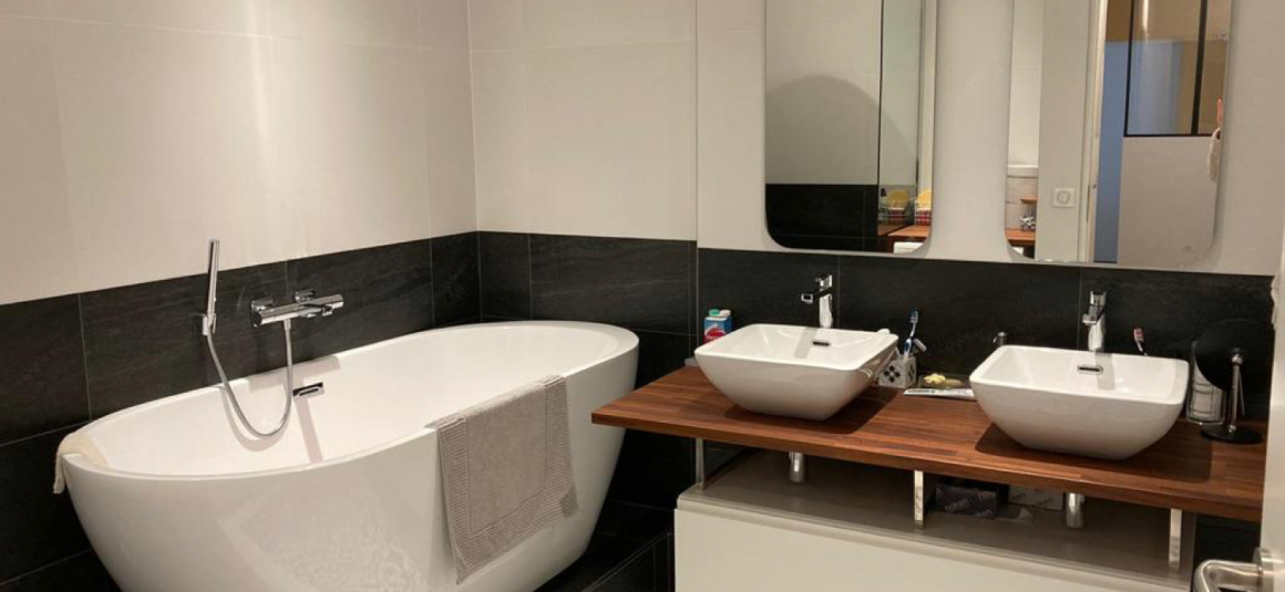 MEUBLÉ – 1 Chambre + 1 bureau ou chambre d’amis – Paris 6ème – Rue Vaugirard – 77 m2 – Rez de jardin avec terrasse – Loyer charges comprises : 2.850 € (chauff. collectif) (possibilité de parking en sus dans l’immeuble)