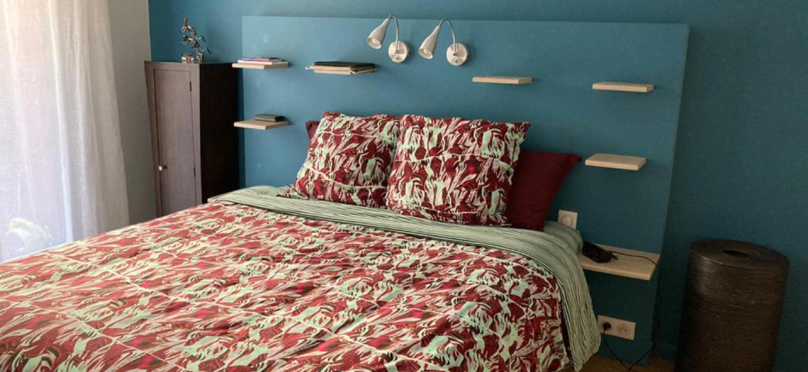 MEUBLÉ – 1 Chambre + 1 bureau ou chambre d’amis – Paris 6ème – Rue Vaugirard – 77 m2 – Rez de jardin avec terrasse – Loyer charges comprises : 2.850 € (chauff. collectif) (possibilité de parking en sus dans l’immeuble)