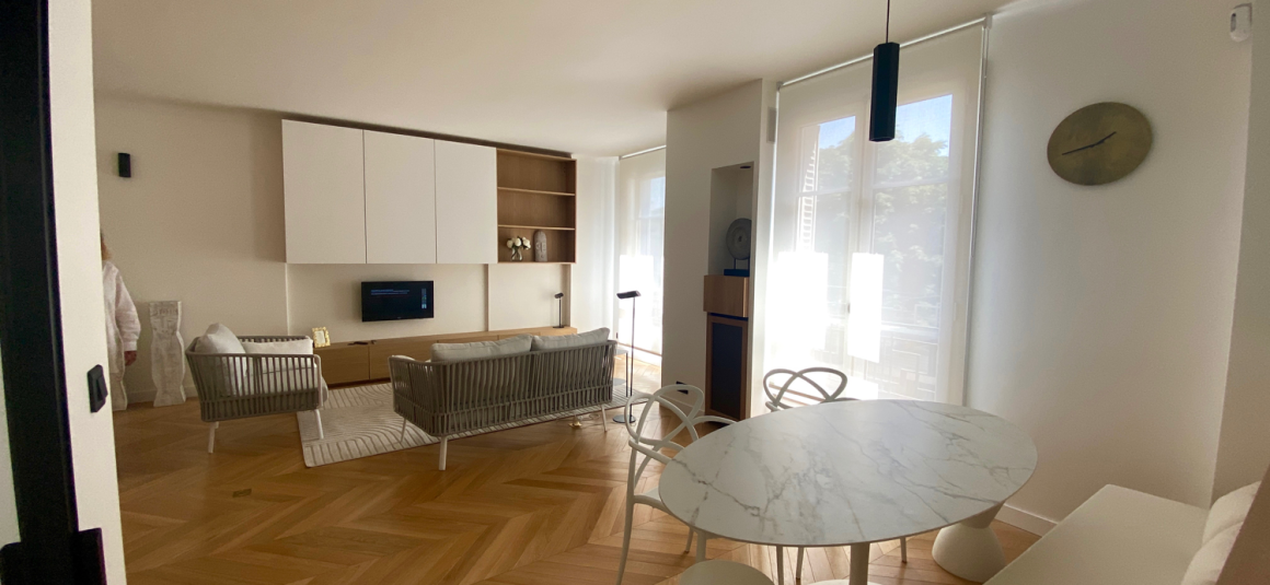 MEUBLÉ – EXCEPTIONNEL – 1ère LOCATION – RÉFECTION HAUT DE GAMME – 2 chambres – 98 m2 – Paris 6ème – Jardin du Luxembourg – Rue Boissonade – 3ème étage ascenseur – Loyer charges comprises : 4.300 euros (chauffage et eau chaude centrals inclus et Internet inclus)