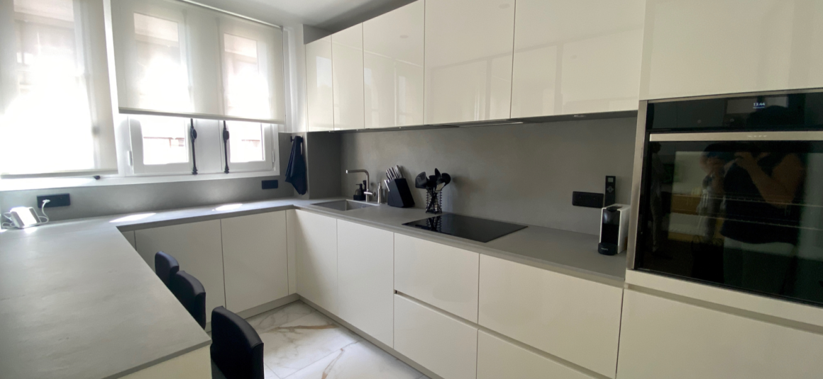 MEUBLÉ – EXCEPTIONNEL – 1ère LOCATION – RÉFECTION HAUT DE GAMME – 2 chambres – 98 m2 – Paris 6ème – Jardin du Luxembourg – Rue Boissonade – 3ème étage ascenseur – Loyer charges comprises : 4.300 euros (chauffage et eau chaude centrals inclus et Internet inclus)