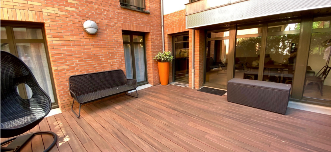 MEUBLÉ – 1 Chambre + 1 bureau ou chambre d’amis – Paris 6ème – Rue Vaugirard – 77 m2 – Rez de jardin avec terrasse – Loyer charges comprises : 2.850 € (chauff. collectif) (possibilité de parking en sus dans l’immeuble)