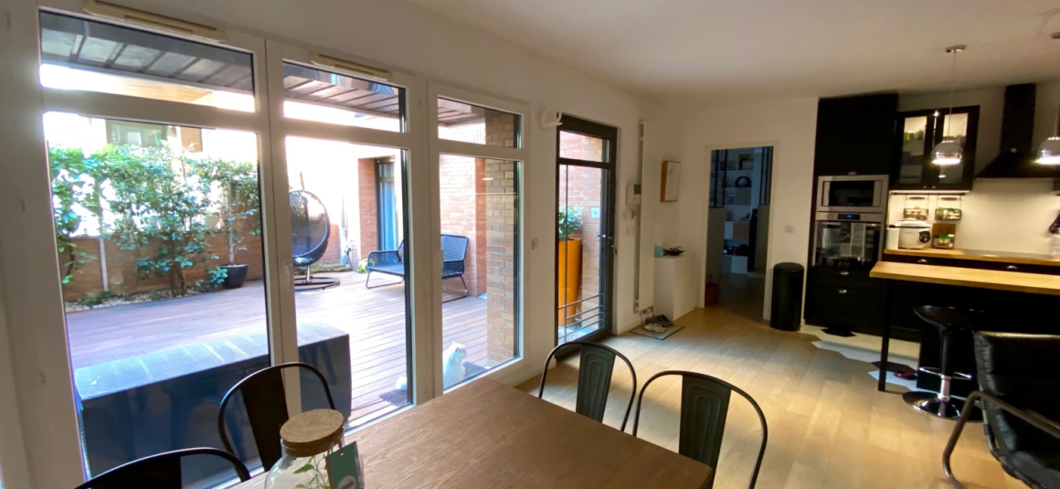 MEUBLÉ – 1 Chambre + 1 bureau ou chambre d’amis – Paris 6ème – Rue Vaugirard – 77 m2 – Rez de jardin avec terrasse – Loyer charges comprises : 2.850 € (chauff. collectif) (possibilité de parking en sus dans l’immeuble)