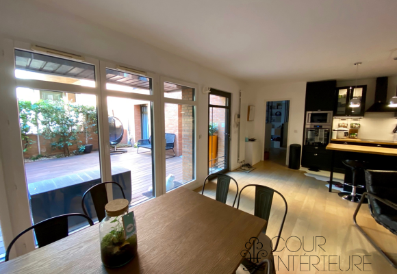 MEUBLÉ – 1 Chambre + 1 bureau ou chambre d’amis – Paris 6ème – Rue Vaugirard – 77 m2 – Rez de jardin avec terrasse – Loyer charges comprises : 2.850 € (chauff. collectif) (possibilité de parking en sus dans l’immeuble)