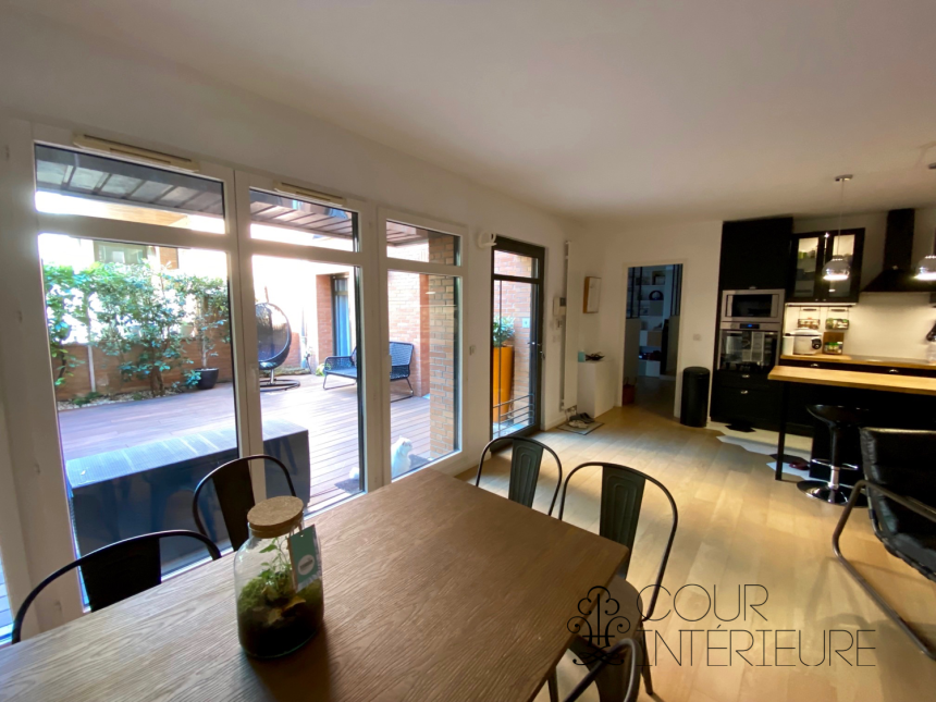 MEUBLÉ – 1 Chambre + 1 bureau ou chambre d’amis – Paris 6ème – Rue Vaugirard – 77 m2 – Rez de jardin avec terrasse – Loyer charges comprises : 2.850 € (chauff. collectif) (possibilité de parking en sus dans l’immeuble)