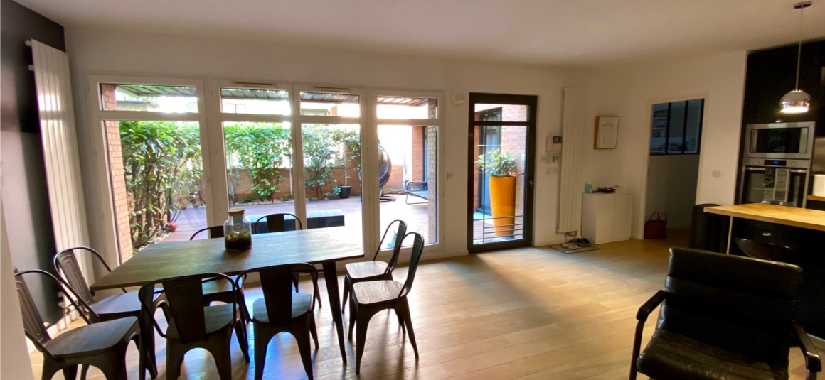 MEUBLÉ – 1 Chambre + 1 bureau ou chambre d’amis – Paris 6ème – Rue Vaugirard – 77 m2 – Rez de jardin avec terrasse – Loyer charges comprises : 2.850 € (chauff. collectif) (possibilité de parking en sus dans l’immeuble)