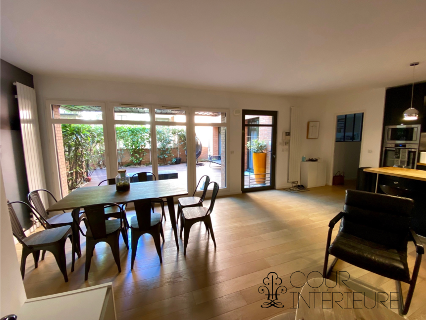 MEUBLÉ – 1 Chambre + 1 bureau ou chambre d’amis – Paris 6ème – Rue Vaugirard – 77 m2 – Rez de jardin avec terrasse – Loyer charges comprises : 2.850 € (chauff. collectif) (possibilité de parking en sus dans l’immeuble)