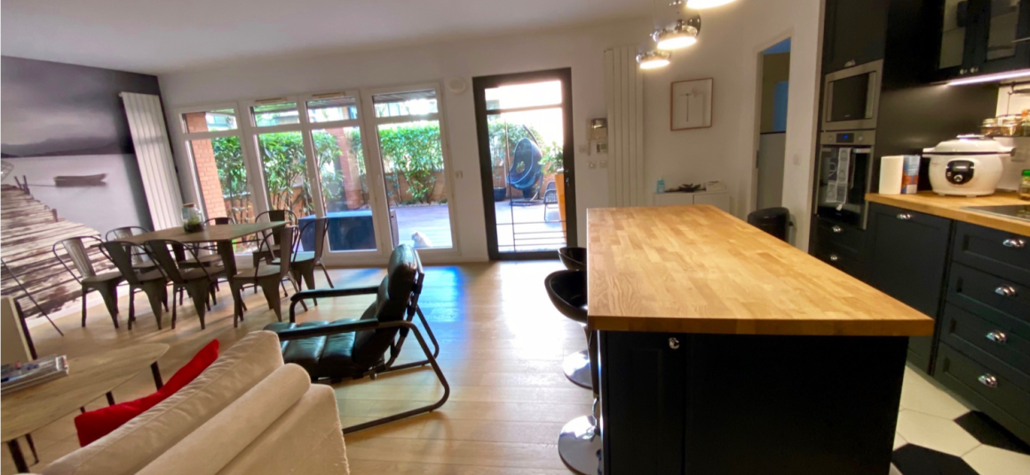 MEUBLÉ – 1 Chambre + 1 bureau ou chambre d’amis – Paris 6ème – Rue Vaugirard – 77 m2 – Rez de jardin avec terrasse – Loyer charges comprises : 2.850 € (chauff. collectif) (possibilité de parking en sus dans l’immeuble)