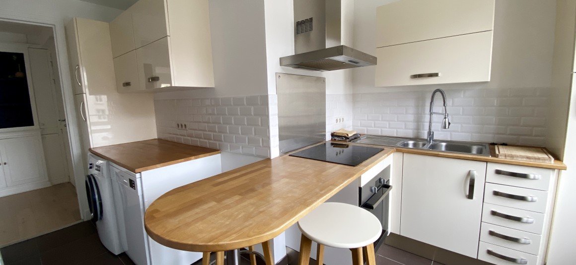 MEUBLÉ – 1 chambre – Neuilly s/Seine (limite 17e) – 50 m2 – Place Parmentier – 4ème étage avec ascenseur + Balcon – Loyer charges comprises  : 1.950 euros (chauffage et eau chaude centrals)