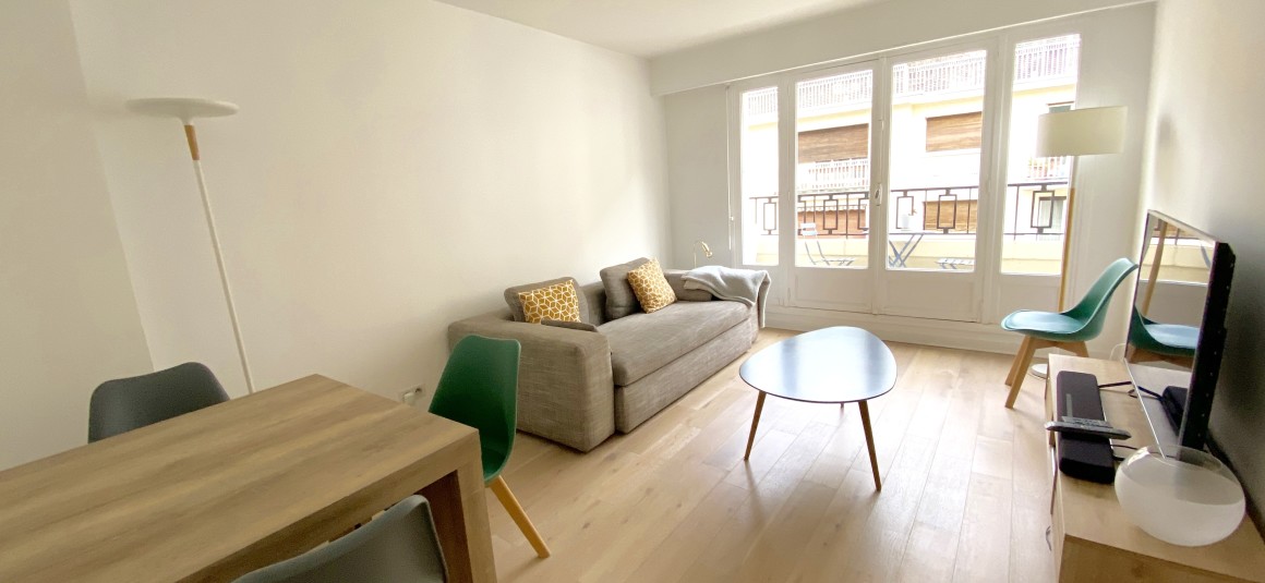 MEUBLÉ – 1 chambre – Neuilly s/Seine (limite 17e) – 50 m2 – Place Parmentier – 4ème étage avec ascenseur + Balcon – Loyer charges comprises  : 1.950 euros (chauffage et eau chaude centrals)