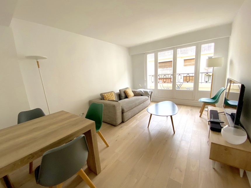 MEUBLÉ – 1 chambre – Neuilly s/Seine (limite 17e) – 50 m2 – Place Parmentier – 4ème étage avec ascenseur + Balcon – Loyer charges comprises  : 1.950 euros (chauffage et eau chaude centrals)