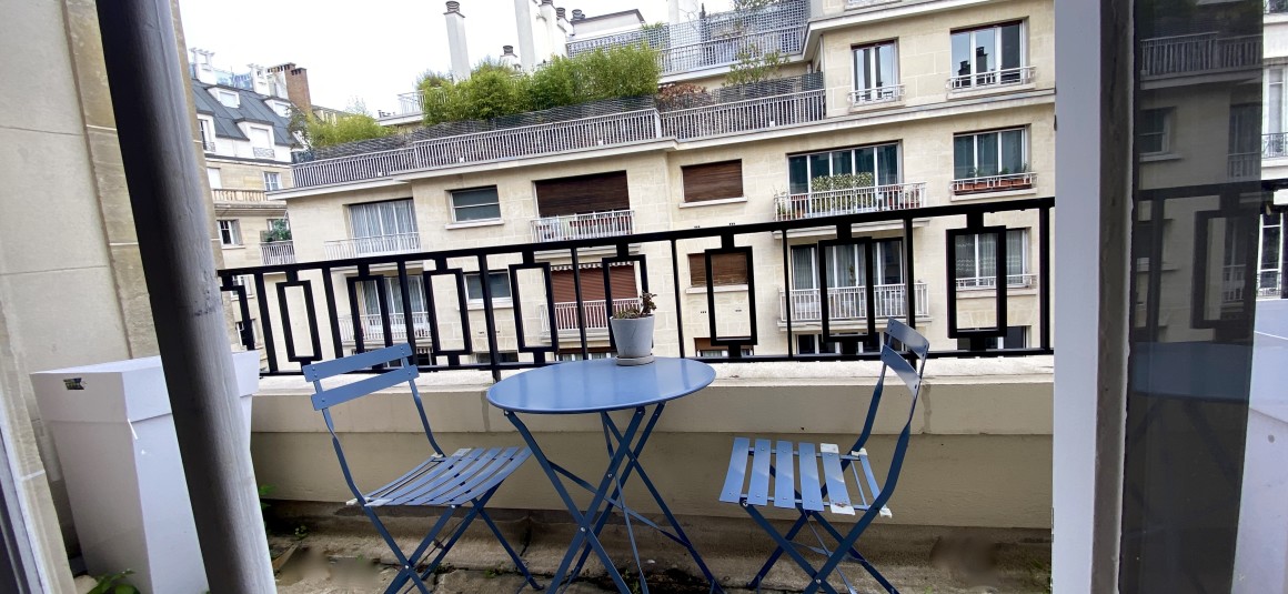 MEUBLÉ – 1 chambre – Neuilly s/Seine (limite 17e) – 50 m2 – Place Parmentier – 4ème étage avec ascenseur + Balcon – Loyer charges comprises  : 1.950 euros (chauffage et eau chaude centrals)